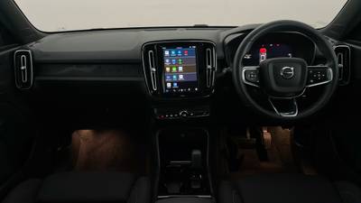 2022 VOLVO XC40 interior