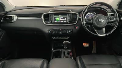 2017 KIA SORENTO interior