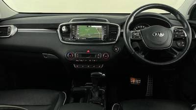 2017 KIA SORENTO interior