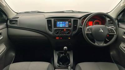 2017 MITSUBISHI TRITON interior