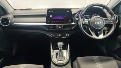 2022 KIA CERATO SPORT interior