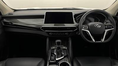 2023 LDV D90 interior