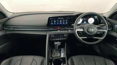 2024 HYUNDAI i30 interior