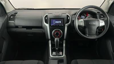 2019 ISUZU MU-X interior