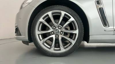 2017 HOLDEN CALAIS gallery