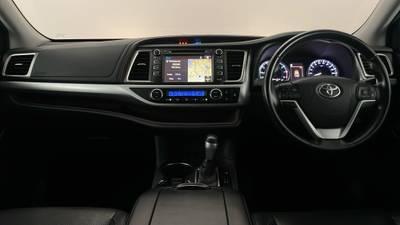 2017 TOYOTA KLUGER interior
