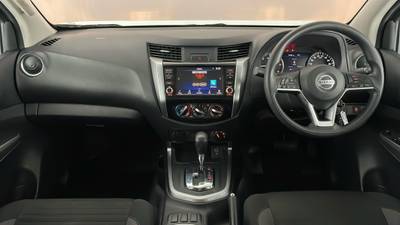 2022 NISSAN NAVARA interior