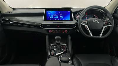 2023 LDV D90 interior