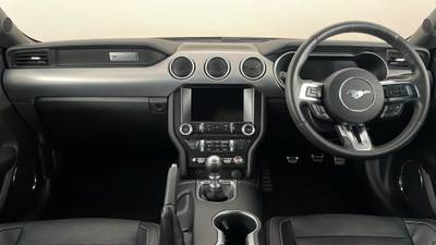 2022 FORD MUSTANG interior
