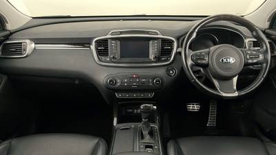 2017 KIA SORENTO interior