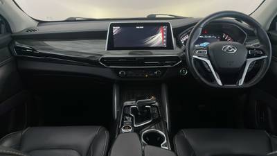 2022 LDV D90 interior