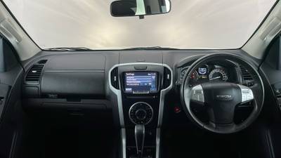 2021 ISUZU MU-X interior