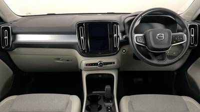 2019 VOLVO XC40 interior