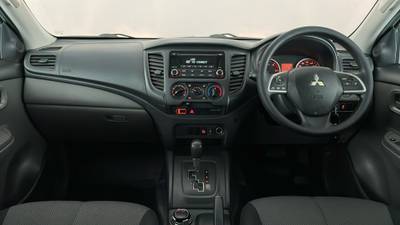 2016 MITSUBISHI TRITON interior