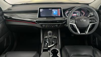 2022 LDV D90 interior