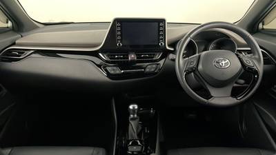 2022 TOYOTA C-HR interior