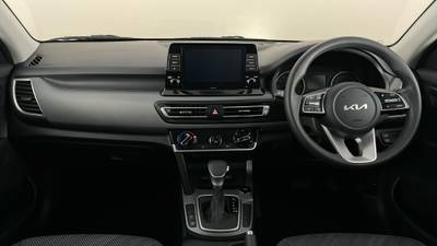 2022 KIA SELTOS interior
