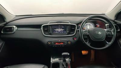 2019 KIA SORENTO interior