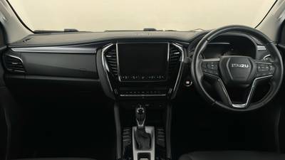 2022 ISUZU MU-X interior