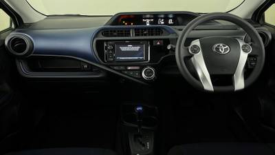 2017 TOYOTA PRIUS-C interior