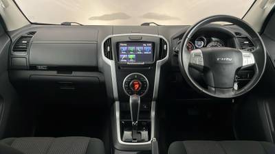 2020 ISUZU MU-X interior