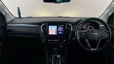 2021 ISUZU MU-X interior