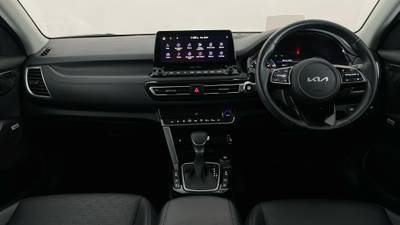 2022 KIA SELTOS interior