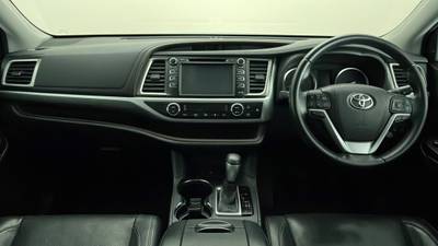 2018 TOYOTA KLUGER interior
