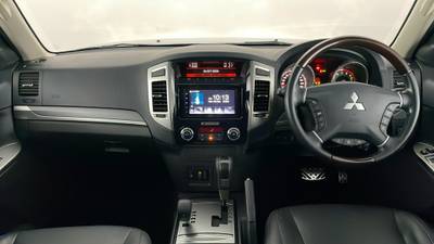 2015 Mitsubishi Pajero interior
