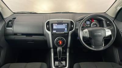 2020 ISUZU MU-X interior